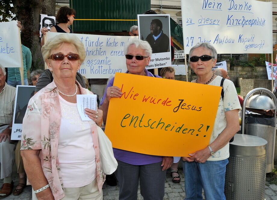 Demonstration für Pfarrer Archille Mutombo