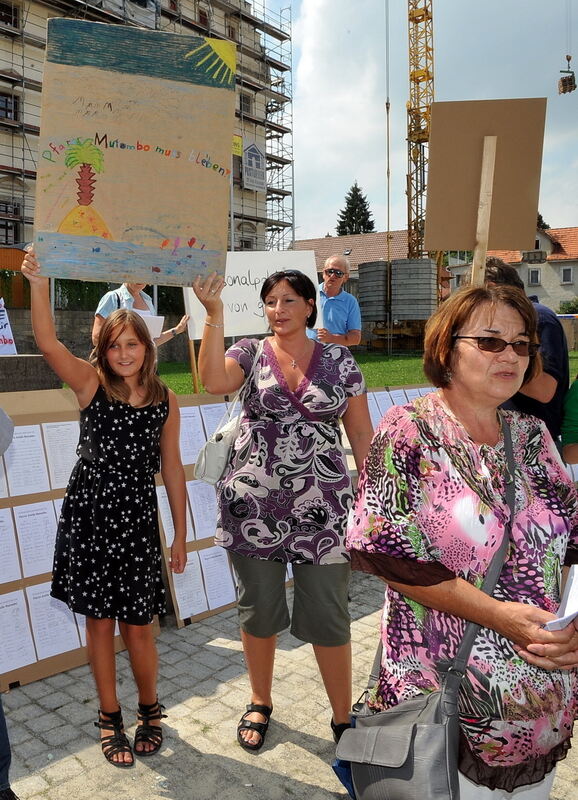 Demonstration für Pfarrer Archille Mutombo