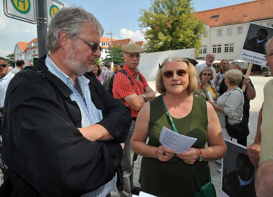 Demonstration für Pfarrer Archille Mutombo