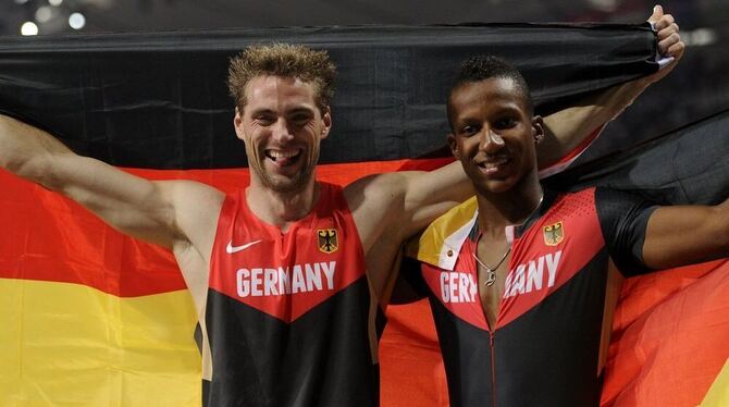 Im Siegestaumel: Björn Otto (links) und Raphael Holzdeppe. bei Olympia 2012.