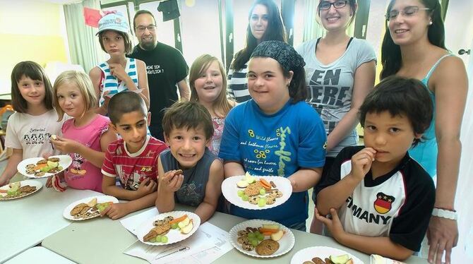 Das gemeinsame Essen gehört zu den Highlights der AWO-Stadtranderholung in der Gönninger Rossbergschule. Da strahlen die Kinder