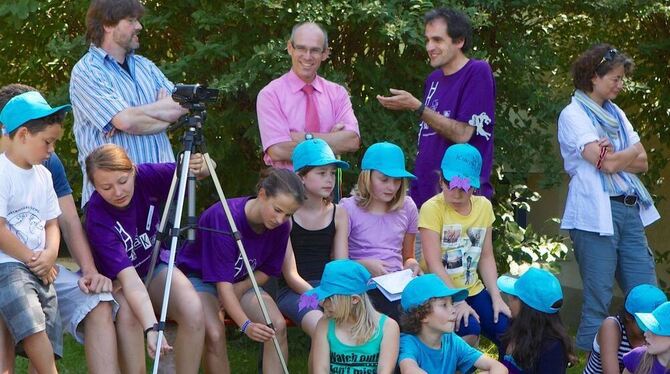 Uwe Weber (Bildmitte) mit Achim Wurst (rechts daneben) bei der Kinderferienwoche. Sie hoffen, dass die Mitarbeiter-Ausbildung in