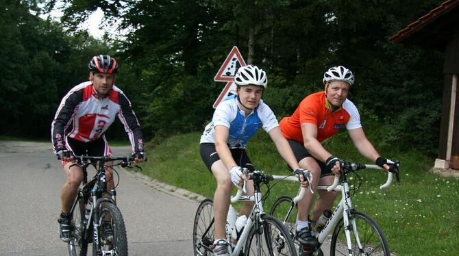 Der 16-jährige Marcel Gaßmann (blau-weißes Trikot) begleitet die zwei Extremradsportler Sven Gaßmann (orange) und Michael Rinsho