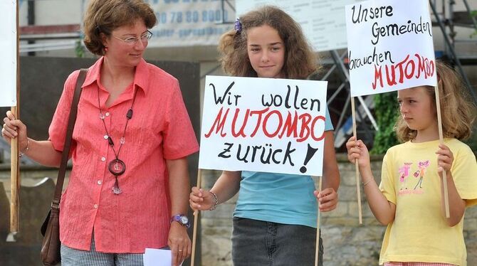 Generationenübergreifender Protest: Pfarrer Achille Mutombo fehlt einfach. FOTO: NIETHAMMER