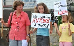 Generationenübergreifender Protest: Pfarrer Achille Mutombo fehlt einfach. FOTO: NIETHAMMER