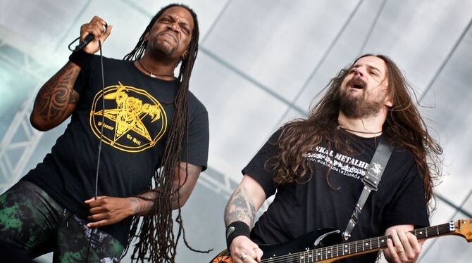 Derrick Green und Andreas Kisser von Sepultura bei einem Festival.  FOTO: SILVIO TANAKA