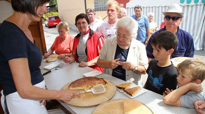 Zwiebelkuchen sowie süßer und salziger Scherrkuchen wurden neben Holzofenbrot für den Gächinger Dorfhock im Akkord gebacken.  FO