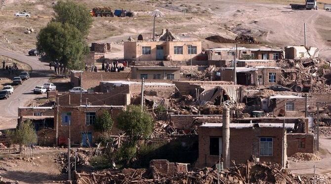 In dem Dorf im Nordwesten des Irans steht nach dem Erdbeben kaum noch ein Haus. Foto: Abedin Taherkenareh