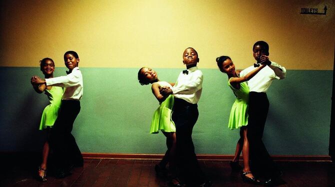 Blick in eine Kindertanzstunde im Jahr 1997: »Eins, zwei, drei und ... Die Ennerdale Academy of Dance im Süden von Johannesburg«