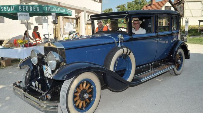 Ein Cadillac in Tiefblau. Ob er am Wochenende beim Oldtimer-Treffen in Beuren wohl wieder vorfährt?  GEA-ARCHIVFOTO: NIETHAMMER