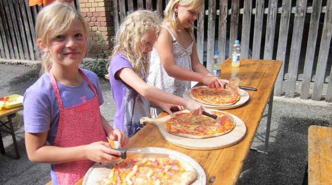 Ist Kochen und Backen immer noch ausschließlich Frauen- und Mädchensache? Das Bild täuscht: Immerhin vier der vierzehn jugendlic