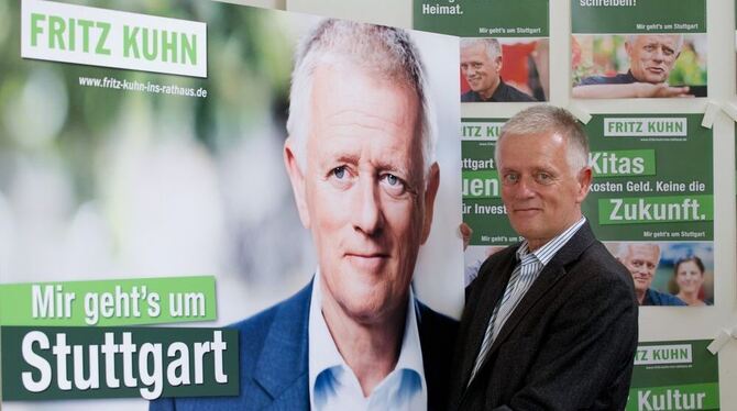 Der Stuttgarter Oberbürgermeister-Kandidat Fritz Kuhn (Bündnis 90/Die Grünen) präsentiert in Stuttgart Wahlkampfplakate