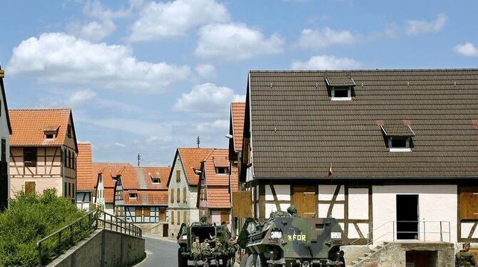 Soldaten und Panzer in dem Bundeswehr-Übungsdorf »Bonnland« im unterfränkischen Hammelburg. Foto: Daniel Karmann/Archiv