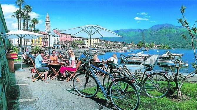 Südländische Seepromenade mit vielen Straßencafés und das milde Klima inmiten des Schweizer Bergpanoramas: Dafür ist Ascona berühmt. FOTO: PR