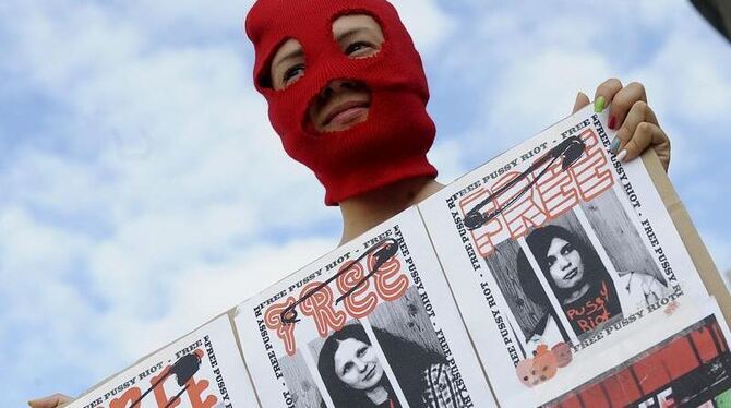 Eine Demonstrantin in Prag fordert die Freilassung der russischen Musikerinnen. Foto: Filip Singer