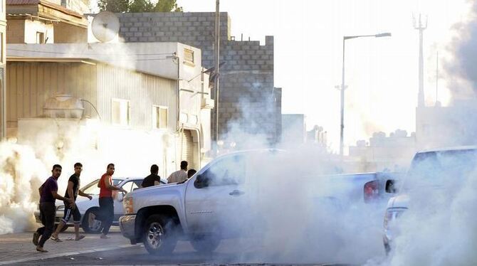 Bahrain: Jugendliche Demonstranten fliehen vor Schwaden von Tränengas. Foto: Mazen Mahdi