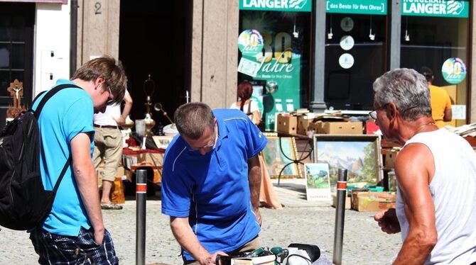 Die Sonne brennt: Dennoch hat der eine oder andere Trödel und Nippes gesucht.