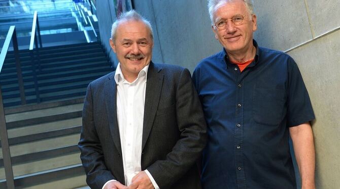 Schauspieler Achim E. Ruppel (l) und der Komiker Albrecht Metzger posieren in Berlin am Rande der Pressekonferenz zur 1. Schwabi