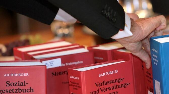 In vielen deutschen Gesetzbüchern sollen nach dem Wort »Ehegatte« die Wörter »oder Lebenspartner« eingefügt werden. Foto: Fra