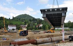 Eine Behelfsbrücke wurde gestern am Südportal im Bereich der künftigen Baugrube angeliefert.