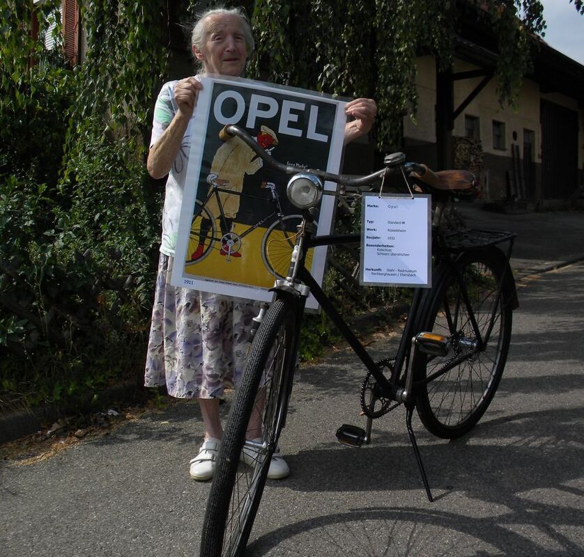 Opel-Radler Peter Löffler war kurzfristig außer Haus und so präsentierte seine Mutter Else den Fahrrad-Oldtimer von anno 1932.