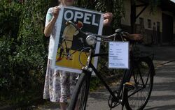 Opel-Radler Peter Löffler war kurzfristig außer Haus und so präsentierte seine Mutter Else den Fahrrad-Oldtimer von anno 1932.