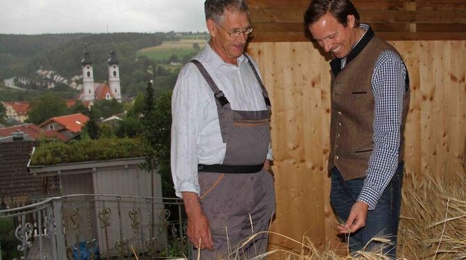 Guido Brunner, links, fertigt aus echtem Getreide die Felder an für die Kulisse vor dem Zwiefalter Münster. Peter Baader scheint