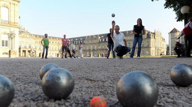 Petanque (Boule) Spieler aus Stuttgart auf dem Stuttgarter Schlossplatz bei dem aus Frankreich stammenden Kugelspiel Eisenkugeln