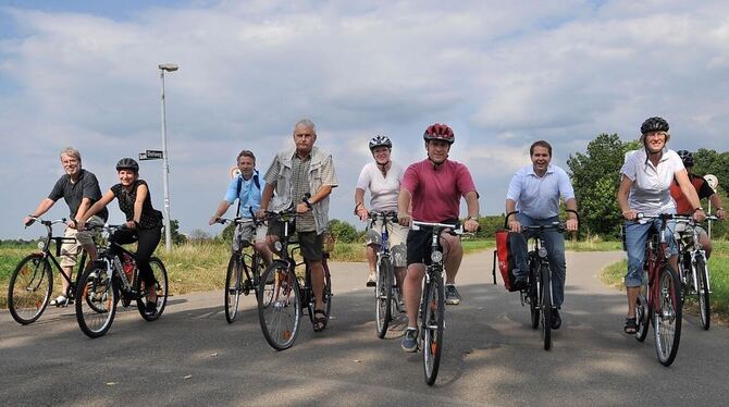 Entspannter Start der kommunalpolitischen radler auf der Dietweg-Idylle.