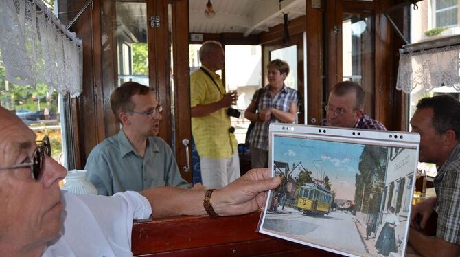 Stadtarchivar Stefan Spiller (Zweiter von links) erzählte im historischen Straßenbahnwagen auf den Marktplatz über die Kämpfe um