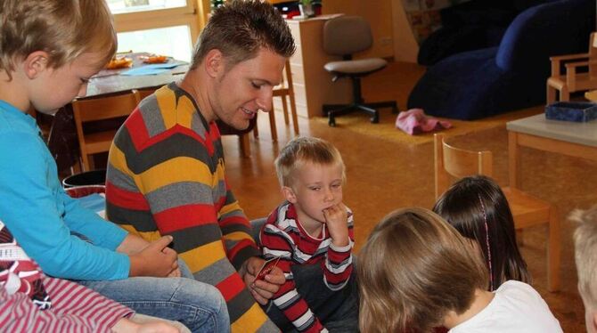 Morgens schon »Uno« spielen? Erzieher Joscha Christian und seinen Zöglingen im Mägerkinger Kindergarten macht's Spaß.