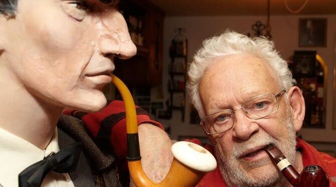 Jaques Berndorf und Sherlock Holmes im Krimi-Café Sherlock in Hillesheim. Foto: Thomas Frey