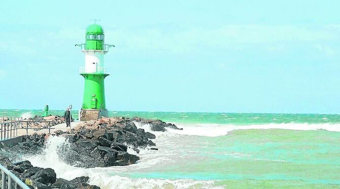 Warnemünde: Frische Brise, weites Meer und hoher Himmel - die Ostsee fasziniert auch bei rauerem Wetter. FOTO: SCHÜRER