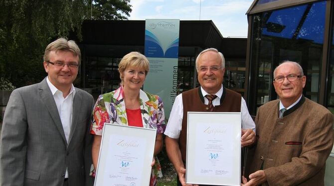 Professor Rudolf Forcher (rechts), Ehrenpräsident des Heilbäderverbands Baden-Württemberg, überreichte je vier "Wellness Stars T