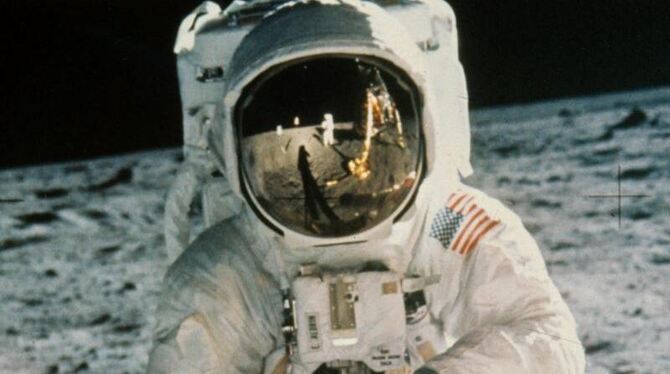 Der US-amerikanische Astronaut Edwin Aldrin wird von seinem Kollegen Neil Armstrong (im verspiegelten Visier zu erkennen) bei