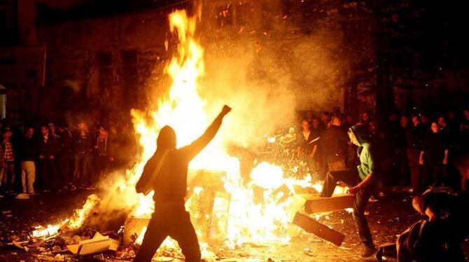 Nach dem traditionellen Straßenfest im Hamburger Schanzenviertel blieb es lange friedlich. Erst spät in der Nacht kam es doch