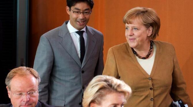 Angela Merkel (CDU) kommt  zusammen mit Philipp Rösler (2.v.l., FDP) hinter Dirk Niebel (l, FDP) und Ursula von der Leyen (CD