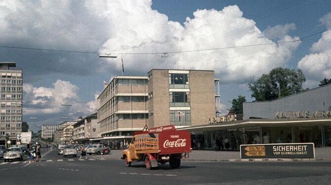 Das waren noch Zeiten: Wo heute die Galeria Kaufhof Kunden lockt, standen 1958 der Merkur und das Kino »Scala«. FOTO: STADTARCHI