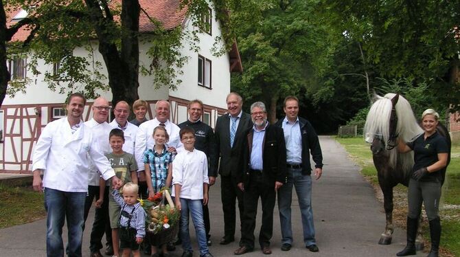 Mit Erdäpfeln im Korb und dem Schwarzwälderhengst Wilder Retter an der Hand. Mit bewusster Kinderernährung, Kartoffeltheater und