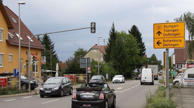 Richtung Hechingen oder Stuttgart: Trotz des enormen Verkehrs, auch Camper sind darunter, gibt es direkt an der Straße einige al