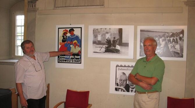 Dieter Sommerey (links) und Peter Maier vor dem Plakat, das 1951 für den neuen Südweststaat warb. FOTO: MSS