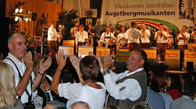 Das Wetter war denen egal: gute Stimmung im Zelt beim Augstbergfest.