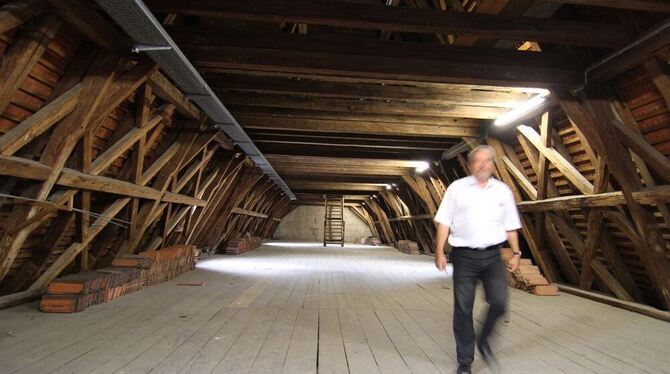 Der Uracher Kantor Armin Schidel kann sich selber aufs Dach steigen. Hier bewegt er sich auf der Bühne über dem Schiff der Amand