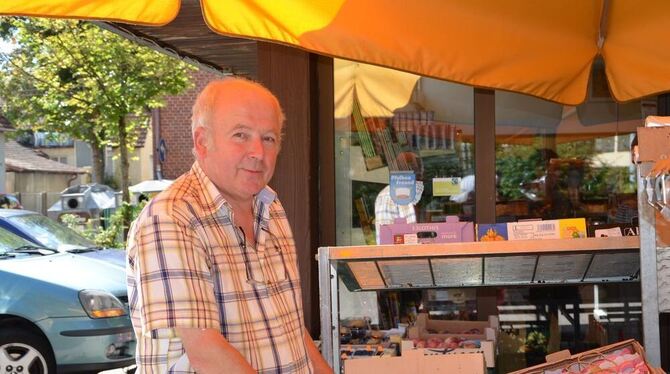 Den Großen Paroli geboten - Albert Stoll vor seinem Lebensmittelgeschäft in der Friedrichstraße.