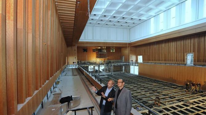 Projektleiter Klaus Kessler (rechts) und Rainer Gehret im großen Saal der neuen Stadthalle. Am Boden wird noch gewerkelt. Der Ak