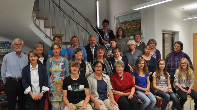 Ein Team von Ehrenamtlichen (zwei fehlen auf dem Bild) kümmert sich um die Trochtelfinger Bücherei.