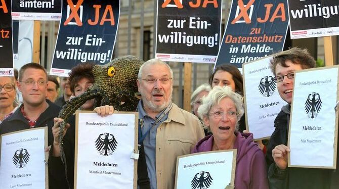 Bürger protestieren vor dem Bundesrat gegen die aktuelle Fassung des Melderechts und die Weitergabe von Meldedaten. Foto: Wol