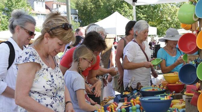 Buntes Geschirr - nur einer von vielen Farbtupfern des Melchinger Markts.  FOTOS: SCHRADE