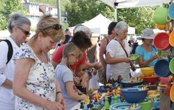 Buntes Geschirr - nur einer von vielen Farbtupfern des Melchinger Markts.  FOTOS: SCHRADE