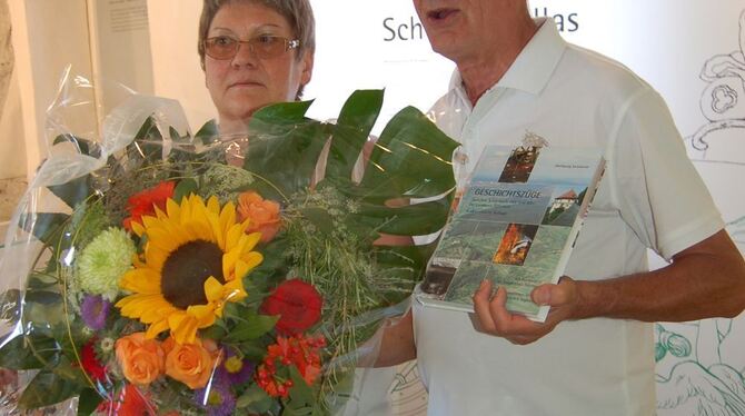 Kleines Museum mit großer Resonanz: Elsbeth Renz mit Willi Kemmler. FOTO: ULP